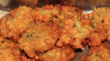 Bakwan Jagung veya mısır böreği Endonezya 'nın geleneksel yemeğidir. Mısır, yumurta, un, taze soğan, biber ve tuzdan yapılan tuzlu atıştırmalıklar.