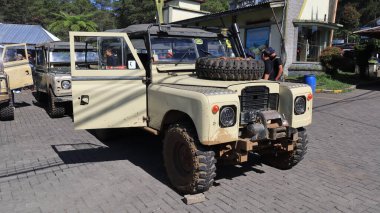 Eski bir Land Rover arabası, klasik Landrover arabası yolda, Lembang Endonezya, 23 Haziran 2024
