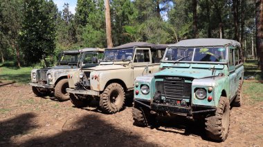 Eski Land Rover arabasının görüntüsü, klasik arazi aracı doğada faaliyet halinde, Lembang Endonezya, 23 Haziran 2024