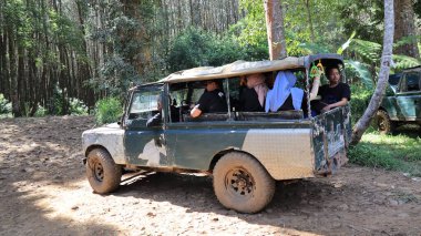 Eski Land Rover arabasının görüntüsü, klasik arazi aracı doğada faaliyet halinde, Lembang Endonezya, 23 Haziran 2024