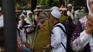 Hacc yolcularının gelişi aileleri tarafından 3 Temmuz 2024 'te Pekalongan Endonezya' da büyük bir coşkuyla karşılandı.