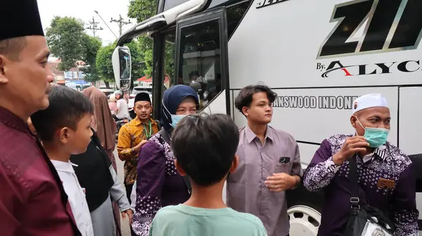 stock image The arrival of the Hajj pilgrims was welcomed by their families with emotion, Pekalongan Indonesia July 3 2024