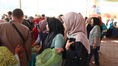 Geleneksel bir alışveriş yeri olan Pekalongan 'da 14 Haziran 2024' te alışveriş yapan sakinlerin portresi