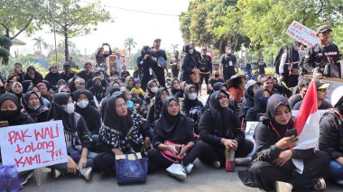 Vatandaşlar, 6 Haziran 2024 'te siyah giysiler içinde Pekalongan Endonezya' da gösteri ve protesto gösterisi düzenledi.