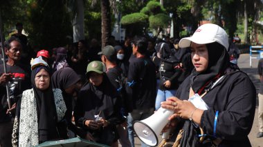 Vatandaşlar, 6 Haziran 2024 'te siyah giysiler içinde Pekalongan Endonezya' da gösteri ve protesto gösterisi düzenledi.