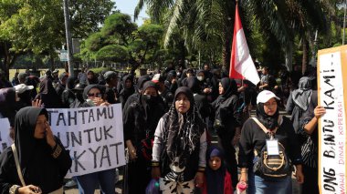 Vatandaşlar, 6 Haziran 2024 'te siyah giysiler içinde Pekalongan Endonezya' da gösteri ve protesto gösterisi düzenledi.