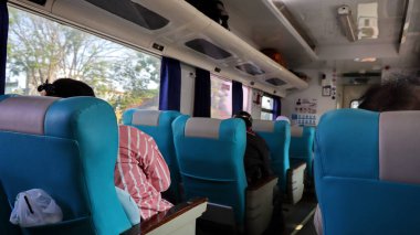 Jakarta Endonezya 'daki tren yolcularının atmosferi, 8 Haziran 2024