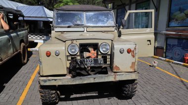 Eski bir Land Rover arabası, klasik Landrover arabası yolda, Lembang Endonezya, 23 Haziran 2024