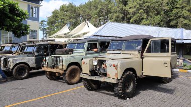 Eski bir Land Rover arabası, klasik Landrover arabası yolda, Lembang Endonezya, 23 Haziran 2024