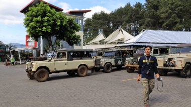 Eski bir Land Rover arabası, klasik Landrover arabası yolda, Lembang Endonezya, 23 Haziran 2024