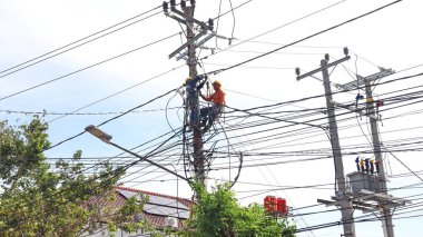 Elektrik teknisyeni, elektrik direği, Pekalongan Endonezya 'da 10 Temmuz 2024' te tırmanış işçiliği yapıyor.