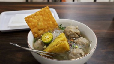 Bakso, Endonezya usulü çorba tabaklarıdır. Etli makarna, tofu ve kızarmış hamur köfteleriyle servis edilen köftelerden oluşur.