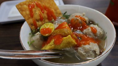 Bakso, Endonezya usulü çorba tabaklarıdır. Etli makarna, tofu ve kızarmış hamur köfteleriyle servis edilen köftelerden oluşur.