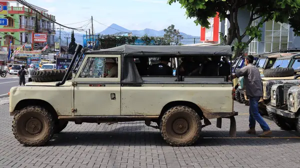 Eski bir Land Rover arabası, klasik Landrover arabası yolda, Lembang Endonezya, 23 Haziran 2024