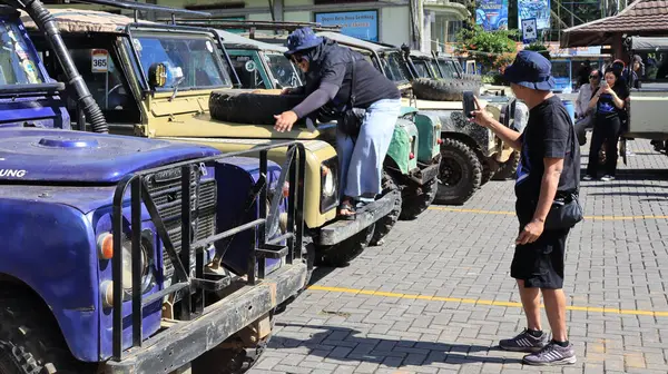 Turistler, Lembang Endonezya, 23 Haziran 2024 tarihli klasik bir arazi aracıyla doğada seyahat ederler.