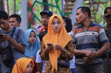 Batik kıyafetler ve tesettür giyen güzel yetişkin kadınlar, Pekalongan Endonezya 20 Haziran 2024