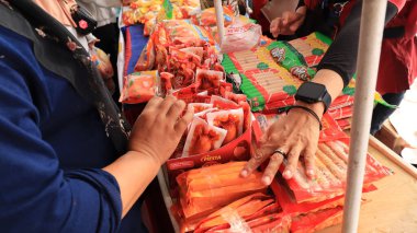 Markette dondurulmuş gıda satışları, Pekalongan Endonezya 26 Temmuz 2024
