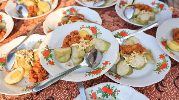 stock image Lontong sayur. Rice cake with vegetable curry and spicy boiled egg with Sambel goreng kentang. traditional cuisine from Java, Indonesia