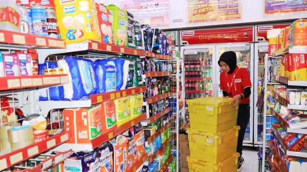 Alfamart market çalışanları 6 Ağustos 2024 'te Batang Endonezya' da faaliyet gösterirken,