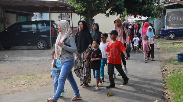 Köylüler, Jalan Sehat ya da sağlıklı yürüyüş etkinliği olan Batang Endonezya 16 Ağustos 2024 sabahına kadar kırsal bir yol boyunca birlikte yürüyorlar.