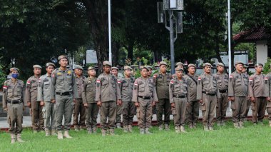 Endonezya Belediye Polisi (Satpol PP, Satuan Polisi Pamong Praja) veya Kamu Düzeni Uygulayıcıları Polisi gülümseyen ve güvenliği koruyan, Pekalongan Endonezya 21 Mart 2024