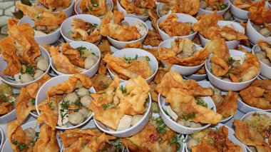 Bakwan Malang ya da Bakso Malang, Malang, Doğu Java, Endonezya 'dan gelen geleneksel bir yemek. Etkinlikte erişte, tofu ve kızarmış pangsit veya hamur köftesi ile servis edilen köfte çorbası yer alıyor.