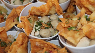 Bakwan Malang ya da Bakso Malang, Malang, Doğu Java, Endonezya 'dan gelen geleneksel bir yemek. Etkinlikte erişte, tofu ve kızarmış pangsit veya hamur köftesi ile servis edilen köfte çorbası yer alıyor.