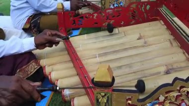 Gamelan geleneksel bir Balili müzik enstrümanıdır. Balili müzisyenler gamelan enstrümanlarıyla