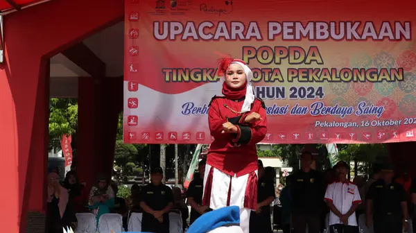 Karnavalı seven bir kadın, dansçılar güzel geleneksel bir elbiseyle dans ediyorlar, Pekalongan Endonezya 16 Ekim 2024