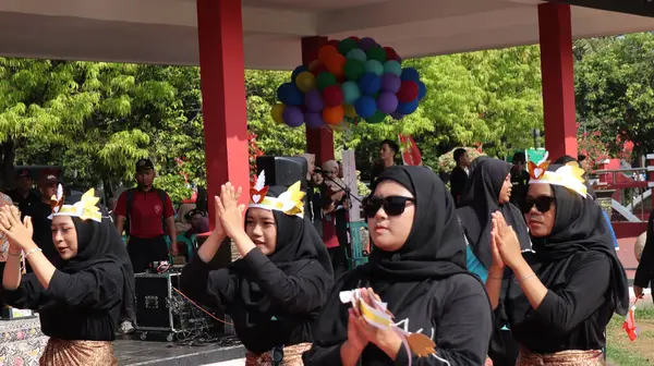 Karnavalı seven bir kadın, dansçılar güzel geleneksel bir elbiseyle dans ediyorlar, Pekalongan Endonezya 16 Ekim 2024