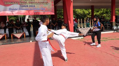 Genç sporcuların dövüş sanatları gösterisi, Pekalongan Endonezya 16 Ekim 2024