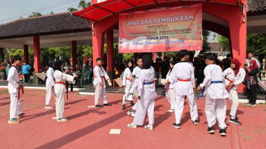 Genç sporcuların dövüş sanatları gösterisi, Pekalongan Endonezya 16 Ekim 2024
