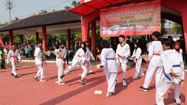 Genç sporcuların dövüş sanatları gösterisi, Pekalongan Endonezya 16 Ekim 2024