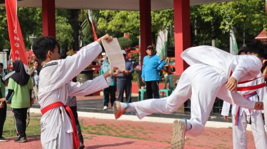 Genç sporcuların dövüş sanatları gösterisi, Pekalongan Endonezya 16 Ekim 2024