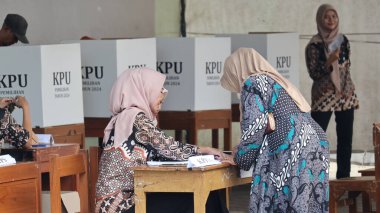 Bölgesel başkanlık seçim süreci, vatandaşlar oy kullanma merkezlerinde, Pekalongan Endonezya 27 Kasım 2024