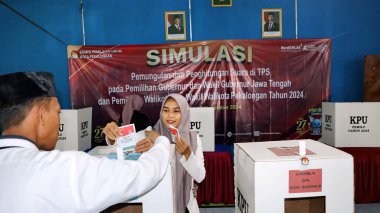 Seçimlerde oylama ve sayım süreci, Pekalongan Endonezya, 11 Kasım 2024