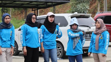 Bir grup insan, 17 Aralık 2024 'te Pemalang Endonezya' da takım çalışması yapmak için oyun oynuyor.