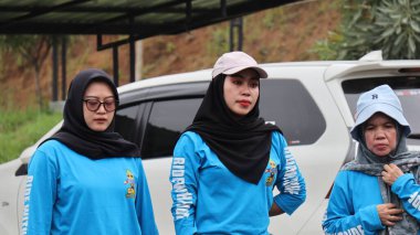 Bir grup insan, 17 Aralık 2024 'te Pemalang Endonezya' da takım çalışması yapmak için oyun oynuyor.