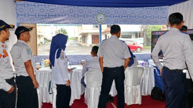 Endonezya Ulaştırma Dairesi memurları (Dishub) 4 Nisan 2025 'te Pekalongan Endonezya' dan geçen araçların hesaplamalarını yapmaktadır.