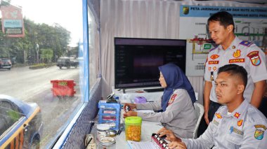 Endonezya Ulaştırma Dairesi memurları (Dishub) 4 Nisan 2025 'te Pekalongan Endonezya' dan geçen araçların hesaplamalarını yapmaktadır.