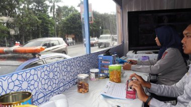 Endonezya Ulaştırma Dairesi memurları (Dishub) 4 Nisan 2025 'te Pekalongan Endonezya' dan geçen araçların hesaplamalarını yapmaktadır.