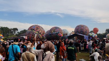 Pekalongan Endonezya şehir parkındaki geleneksel sıcak hava balonu festivalinin heyecanı, 7 Nisan 2025