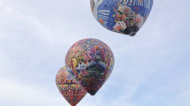 Pekalongan Endonezya şehir parkındaki geleneksel sıcak hava balonu festivalinin heyecanı, 7 Nisan 2025