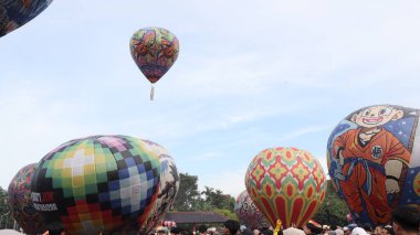 Pekalongan Endonezya şehir parkındaki geleneksel sıcak hava balonu festivalinin heyecanı, 7 Nisan 2025
