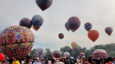 Pekalongan Endonezya şehir parkındaki geleneksel sıcak hava balonu festivalinin heyecanı, 7 Nisan 2025