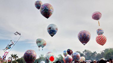 Pekalongan Endonezya şehir parkındaki geleneksel sıcak hava balonu festivalinin heyecanı, 7 Nisan 2025