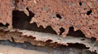 Yoğun paslanmış metal bir yüzeye yakın, büyük aşınma delikleri ve pul pul boyalar var. Endüstriyel bozulma, oksitlenme ve yaşlanmakta olan doku özgeçmiş ve tasarım kavramları için idealdir..