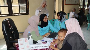 4 Haziran 2025 'te Pekalongan, Central Java, Endonezya' da düzenlenen bir halk sağlığı etkinliği sırasında sağlık çalışanlarına ücretsiz sağlık kontrolleri.