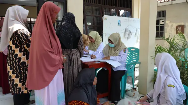 4 Haziran 2025 'te Pekalongan, Central Java, Endonezya' da düzenlenen bir halk sağlığı etkinliği sırasında sağlık çalışanlarına ücretsiz sağlık kontrolleri