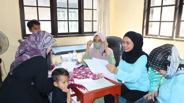 4 Haziran 2025 'te Pekalongan, Central Java, Endonezya' da düzenlenen bir halk sağlığı etkinliği sırasında sağlık çalışanlarına ücretsiz sağlık kontrolleri